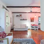 Lovely Flat De Castilla 7 アパート ミラノ